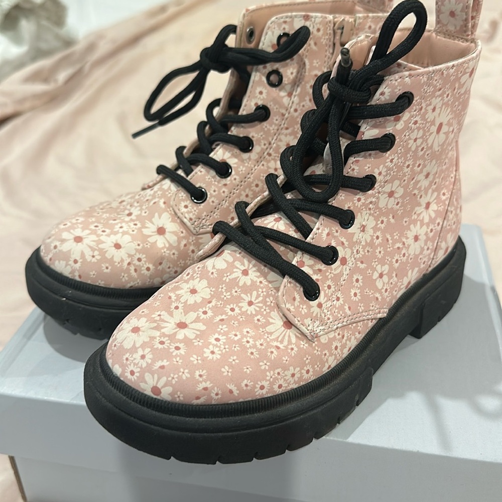 Art class boots 1 Y
White & Pink Daisy print with black soles